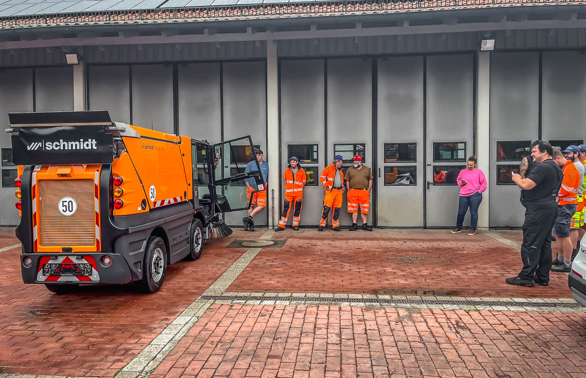 Übergabe der neuen Schmidt 200+ Kehrmaschine an die Gemeinde Herrsching