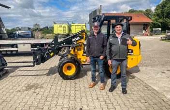 Auslieferung eines JCB Kompaktladers an Pferdehof