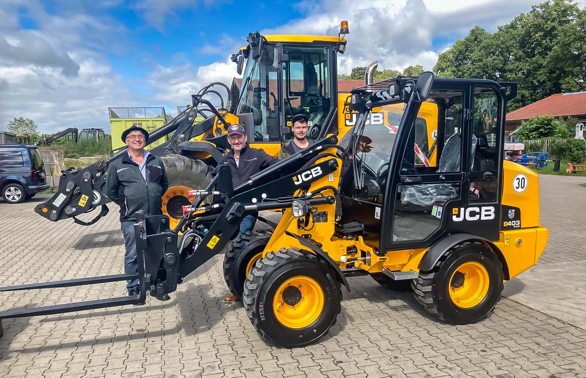 JCB Maschinen des Pferdehofs mit JCB 403 und JCB 435S Radlader