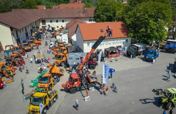 Nutzfahrzeuge auf der 100 Jahre Henne Feier aus der Vogelperspektive