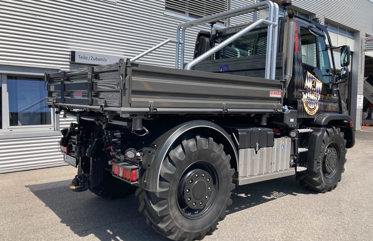 Jubiläums-Unimog mit Bügel auf der Pritsche