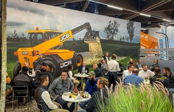 Besucher am JCB Stand