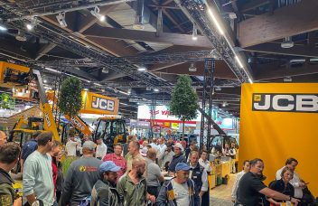 Besucher am JCB Stand auf der GaLaBau 2024