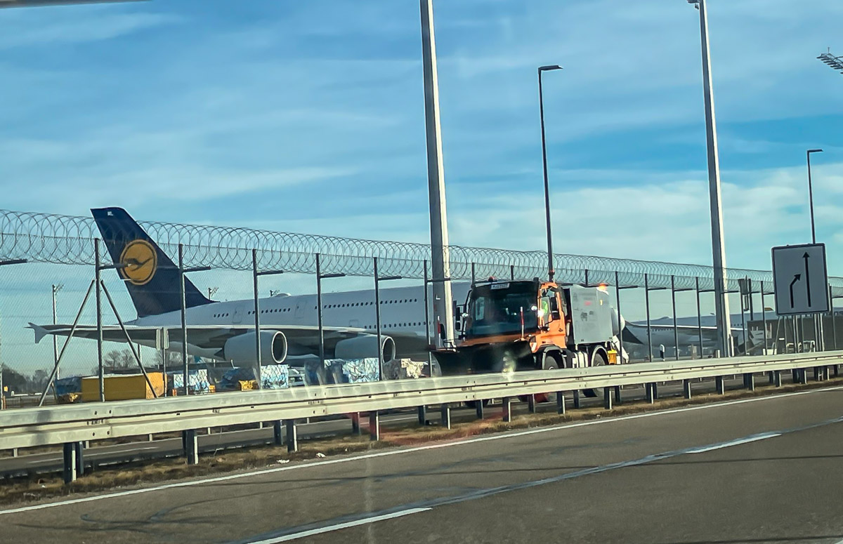 Unimog U 427 im Einsatz am Flughafen