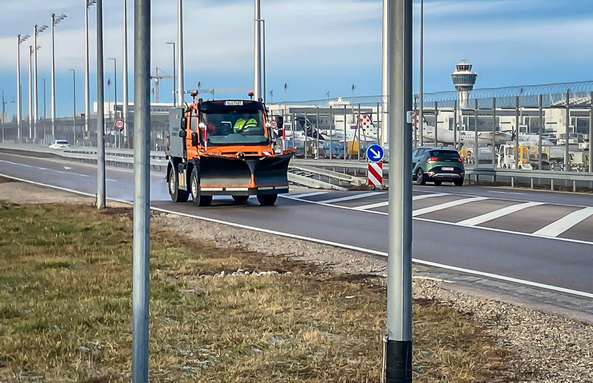 Unimog streut Gurkenwasser aus